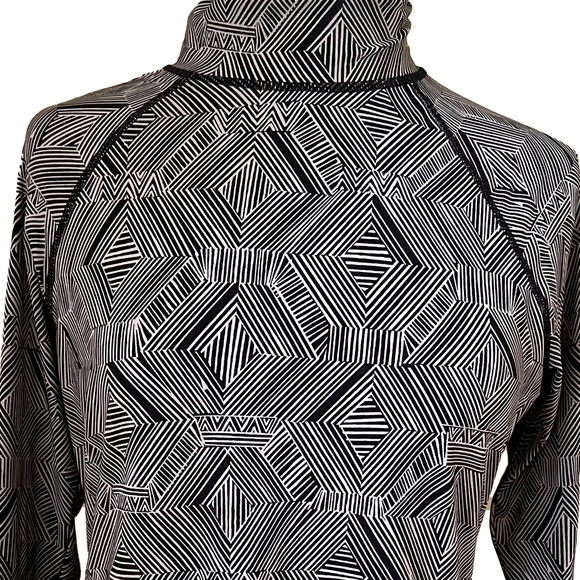 Geometric Pattern Rash guard and matching skirt - Picture 2 of 5